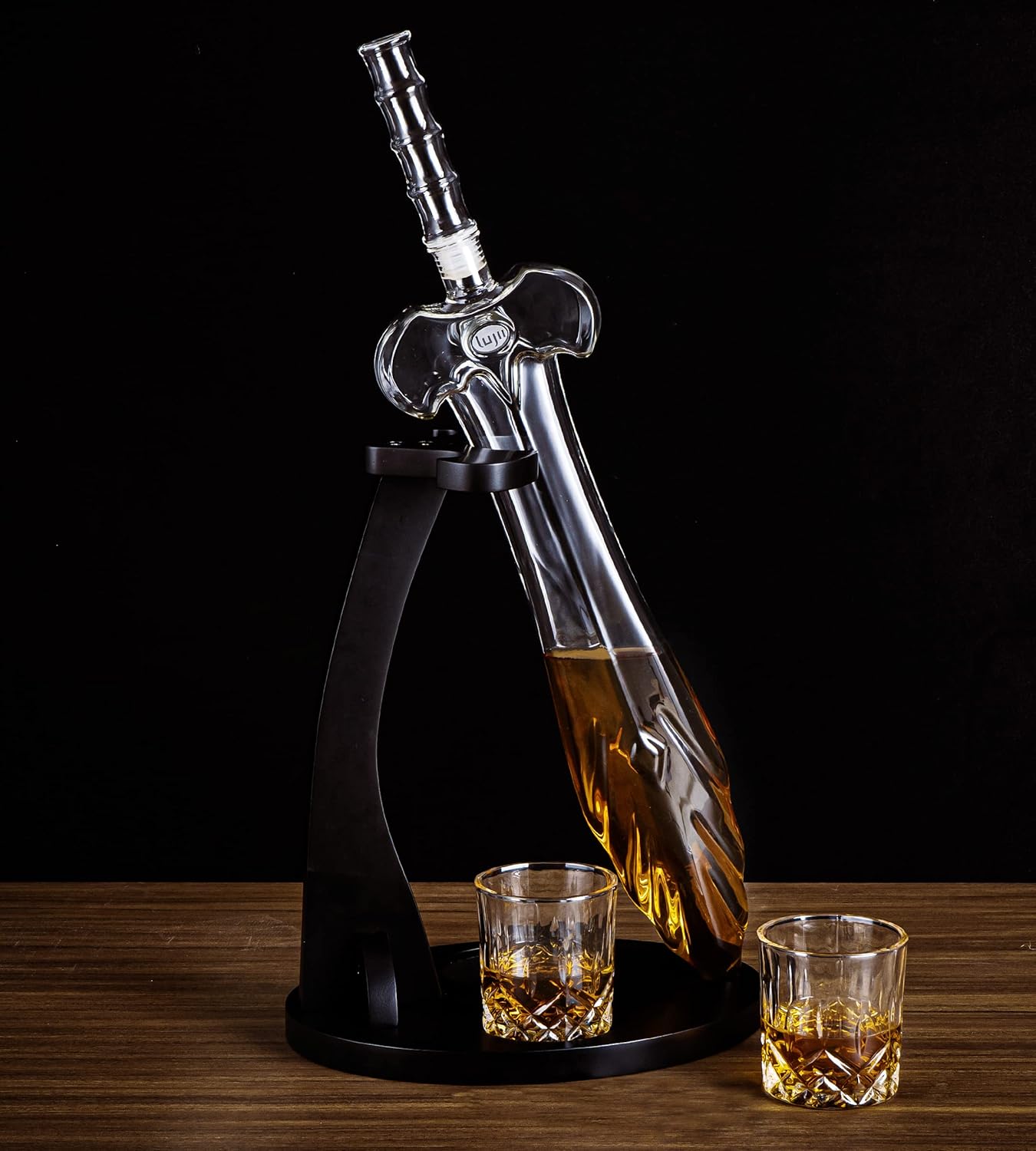 LUJII Heroisches Schwert Whisky Karaffe für Echte Männer, Whiskey Geschenkset mit 2 Gläsern und Holztablett, Personalisierte Geburtstag Hochzeitstag Geschenke für Papa, Ehemann, Freund, Sohn, 850ml